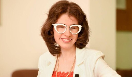 O profesoară cu deficiențe de vedere critică noul aviz medical care i-ar ...