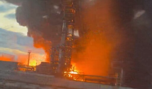 Ucraina a bombardat o rafinărie de petrol în Rusia. Complexul care arde ...