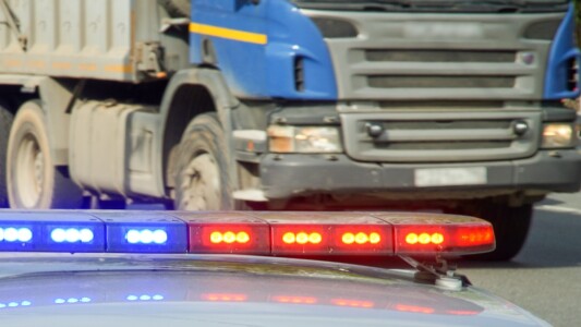 Un șofer de TIR a condus 30 de ore fără oprire, s-a odihnit 44 de minute și ...