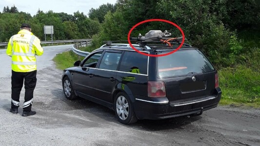 Ce a pățit șoferul unui VW Passat care circula cu o tobă de eșapament ...