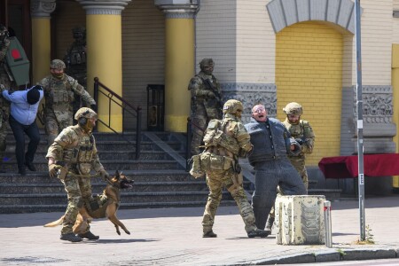 Serviciile secrete ale Ucrainei au tras unele în altele, în plină zi, la ...