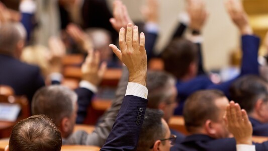 Uniformele școlare, motiv de scandal în Parlament. Ștefan Pălărie: ...