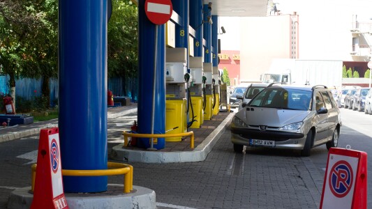 Benzina începe să se ieftinească, sâmbătă, 17 octombrie 2026. Cât costă un ...