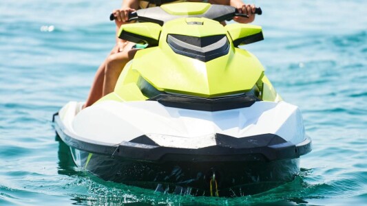 Un român a trecut granița dintre Canada și SUA cu un jet ski, apoi a condus ...