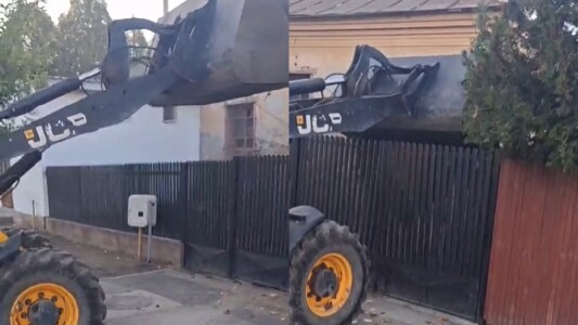 Un bărbat a aruncat deșeuri pe câmp, iar Primăria i le-a adus în curte cu ...