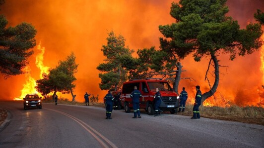 Incendiile din Grecia scapă de sub control. Fumul a ajuns până în Africa de ...
