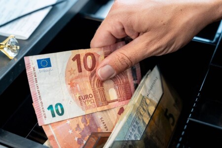 Cum a reușit un angajat să fure 400.000 de euro din casa de marcat, în trei ...