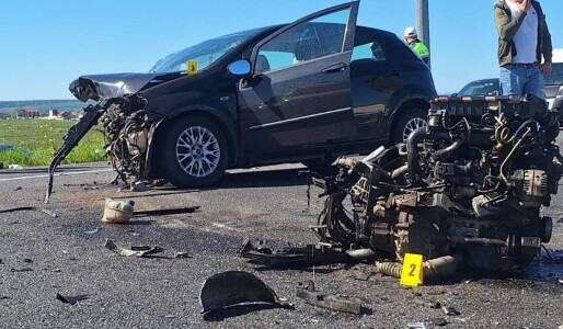 Motorul a zburat de sub capotă într-un accident violent pe centura din ...
