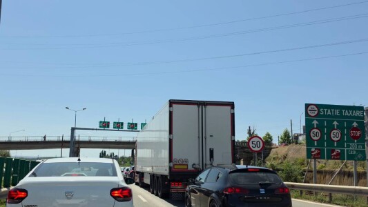 Se circulă bară la bară pe Autostrada Soarelui, înainte și după stația de ...