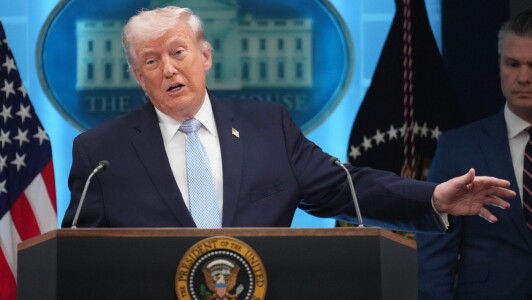Donald Trump amenință că poate distruge Iranul „într-o singură noapte”. „Ar ...