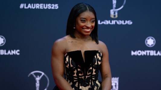 Trei hoți mascați au furat Porsche-ul gimnastei Simone Biles. Tripla ...