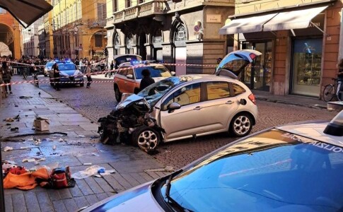 Un șofer a intrat cu 100km/h într-o mulțime de oameni la Modena, în Italia: ...