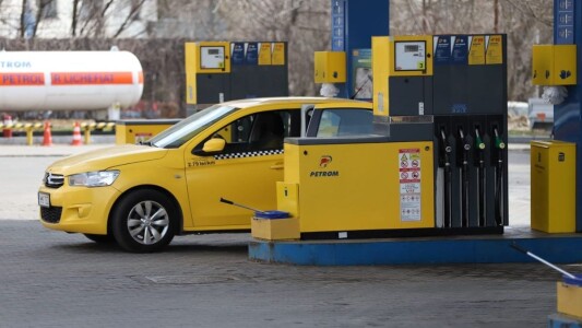 S-au ieftinit carburanții. Benzina costă sub 9 lei, iar motorina sub 10 ...