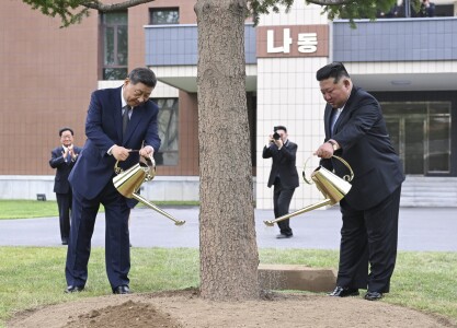 Kim Jong-un și Xi Jinping, cu stropitori de aur în mână: Imagini de la ...