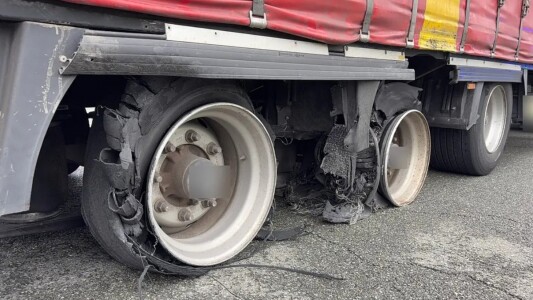 Un șofer de TIR a condus mai bine de 10 km pe jante, pe o autostradă din ...