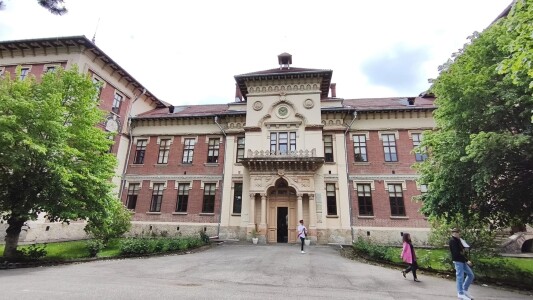 Povestea colegiului ridicat de regele Carol I la Câmpulung Muscel, pe locul ...