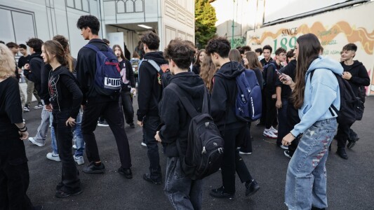 Elevi din toată țara s-au îmbrăcat în negru și au protestat împotriva ...
