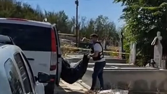 Cinci saci cu oseminte, găsiți în urma unor noi săpături într-o criptă ...