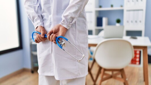 Un medic din Constanța s-a dat profesor universitar la Stanford, a operat ...