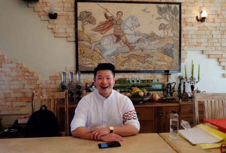 Chinezul Gelu e fascinat de țara noastră, mănâncă sarmale și se declară pe ...