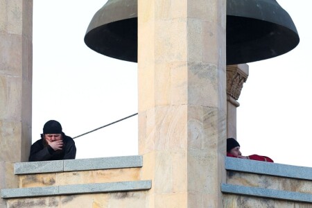 Un clopotar e în comă, după ce clopotul bisericii s-a desprins și i-a căzut ...