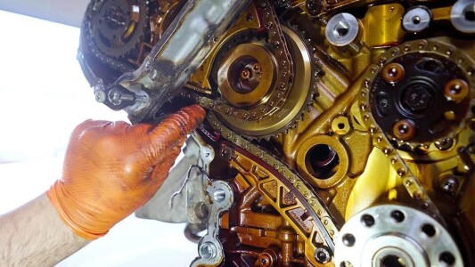 Mecanicii români au desfăcut motorul de 380 CP al unui VW Touareg hibrid și ...