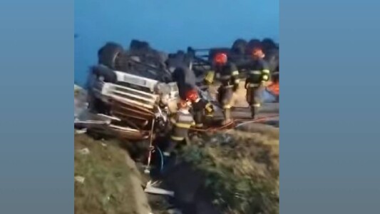 Șoferul unui TIR a murit pe loc după ce s-a izbit de un autoturism pe DN ...
