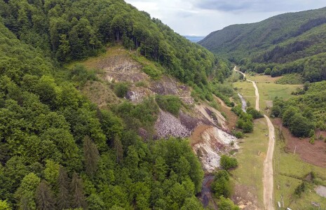 Cariera uitată din Budureasa, unde se găsește „cel mai mare zăcământ de ...