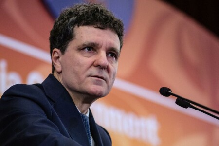 Adrian Papahagi dă de pământ cu Nicușor Dan: „Un președinte izolat și ...