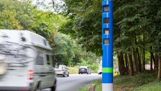 Ce sunt, de fapt, stâlpii albaștri care sperie șoferii pe drumurile din ...