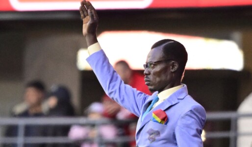 Trista poveste a „omului-statuie” din Congo: stă nemișcat de 13 ani de ...