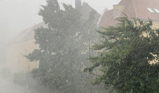 Ploi torențiale, grindină și vijelii în 34 de județe și București. Harta ...