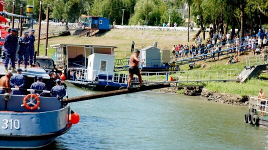 Un bărbat a câștigat concursul „porcul la școndru” și a traversat bârna ...