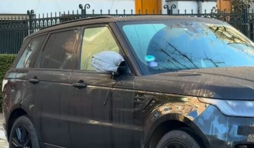 Tot mai mulți șoferi își pun saci scumpi pe oglinzile retrovizoare: au un ...