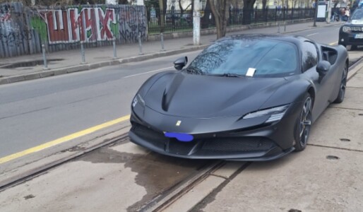 Un Ferrari SF90 a fost parcat pe linia de tramvai în București. Șoferul a ...