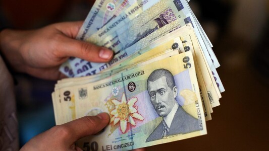 Salariul minim crește de la 1 iulie. Cu câți bani în plus vor rămâne ...