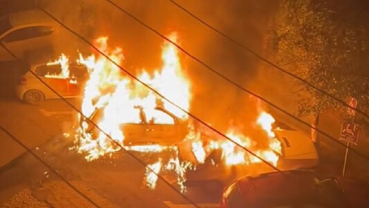 Un Volkswagen Tiguan și încă o mașină au ars ca torțele într-o parcare din ...