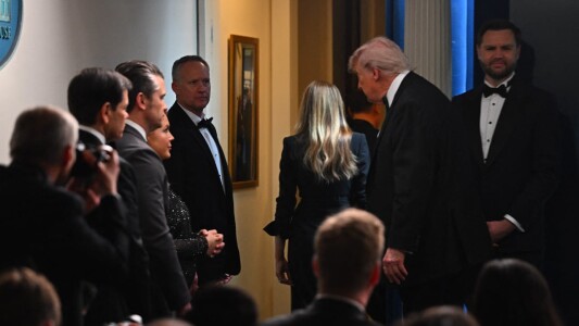 Focuri de armă la Casa Albă. Donald Trump s-a împiedicat de Melania, când ...