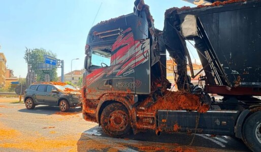 Un TIR intrat pe contrasens a vărsat 18 tone de roșii peste o Dacie în ...