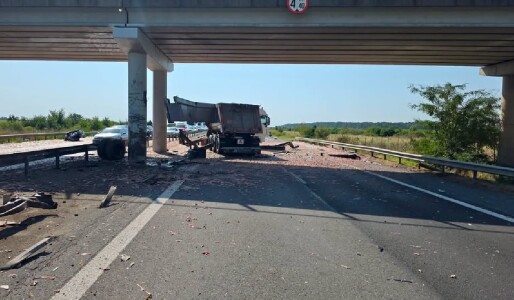 Un TIR încărcat cu pui a lovit un pod de pe Autostrada A1 București – ...