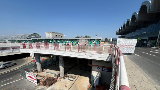 Parcarea terminalului Sosiri de la Aeroportul Otopeni se închide până anul ...