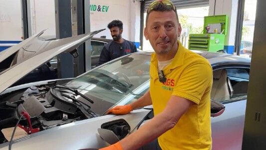 Un mecanic român a reparat un BMW i8 cu o problemă de 15.000 de euro, în ...