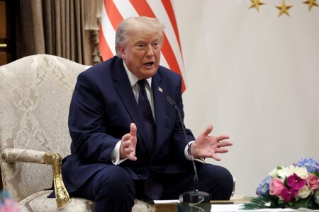 Donald Trump anunță lovituri iminente în Iran și îi numește „nebuni” pe ...
