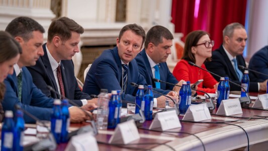 Guvernul Mureșan, înaintea votului de învestitură. 10 miniștri sunt audiați ...