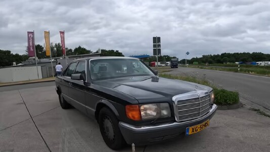 Un Mercedes 560SE clasic, testat la maximum pe Autobahn: cât de rapid mai ...