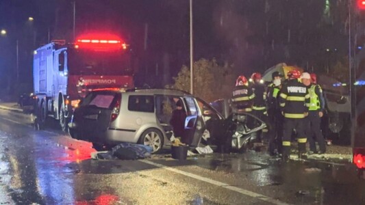 Pompierii din Vâlcea au găsit trei tineri morți într-o mașină, la Mihăești, ...