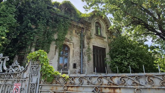 Clădirea-gazdă pentru peste 650 de firme: afaceriști străini, contracte ...