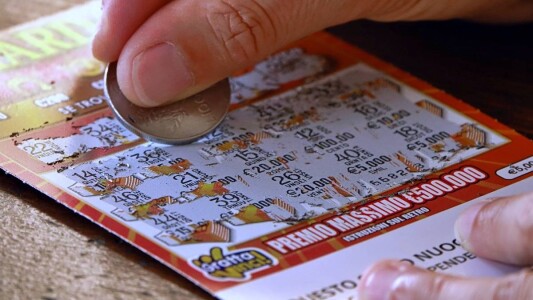 Un bărbat a lipit două bilete necâștigătoare la loto și a cerut 10 milioane ...