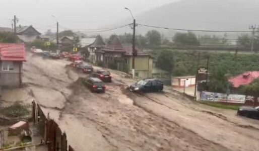 O femeie a fost luată de ape în mijlocul inundațiilor din Bușteni. Zeci de ...