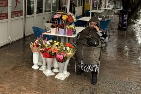 Viața florăresei Carmen Simion de pe strada Avalanșei: „Trăiesc flori!”. ...